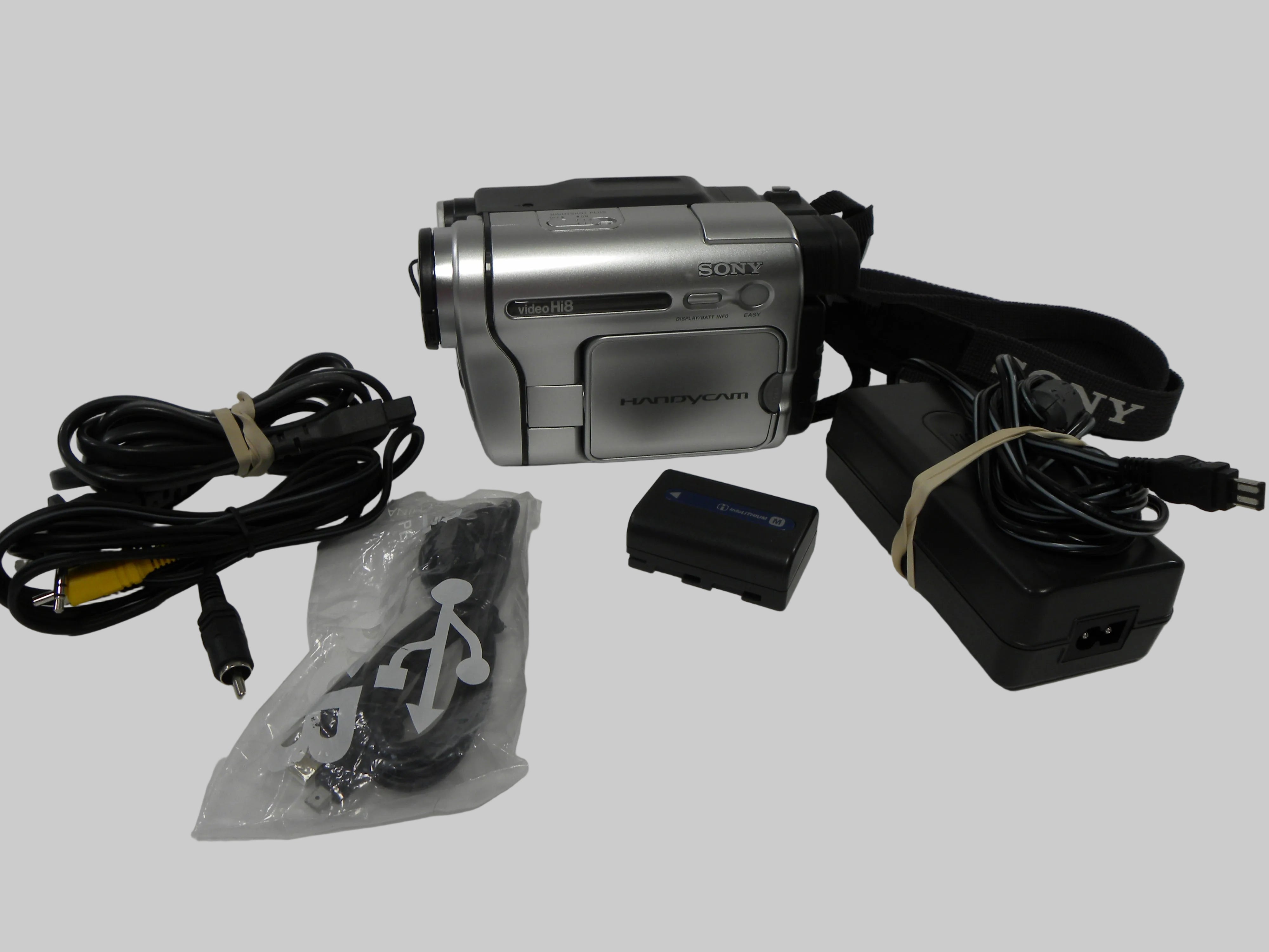 Sony CCD-TRV138 Video Hi8 Handycam Camcorder