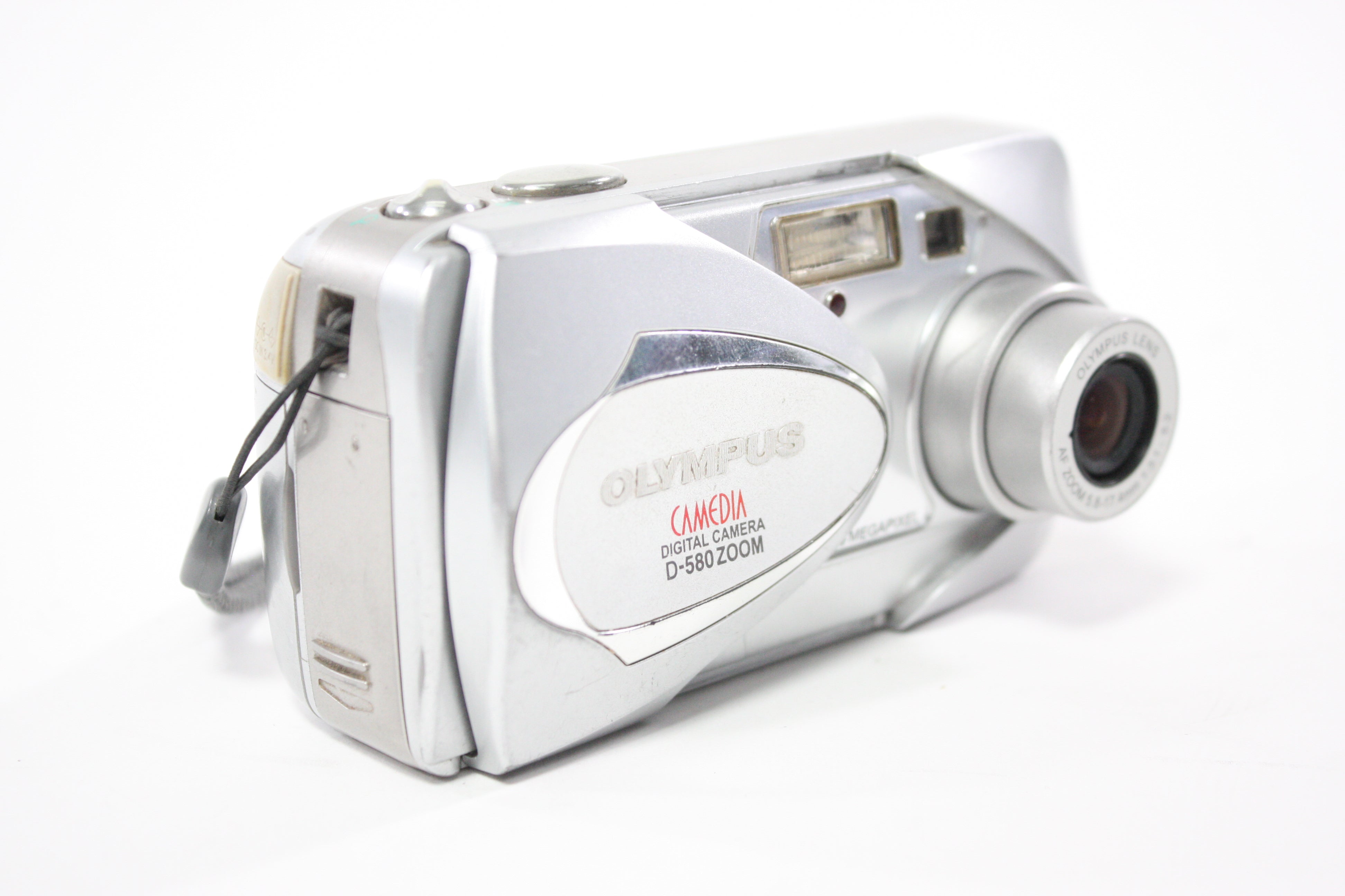 Olympus Camedia D-560 Zoom Digital Point and Shoot Camera 3x Zoom 3.2mp (Silver)