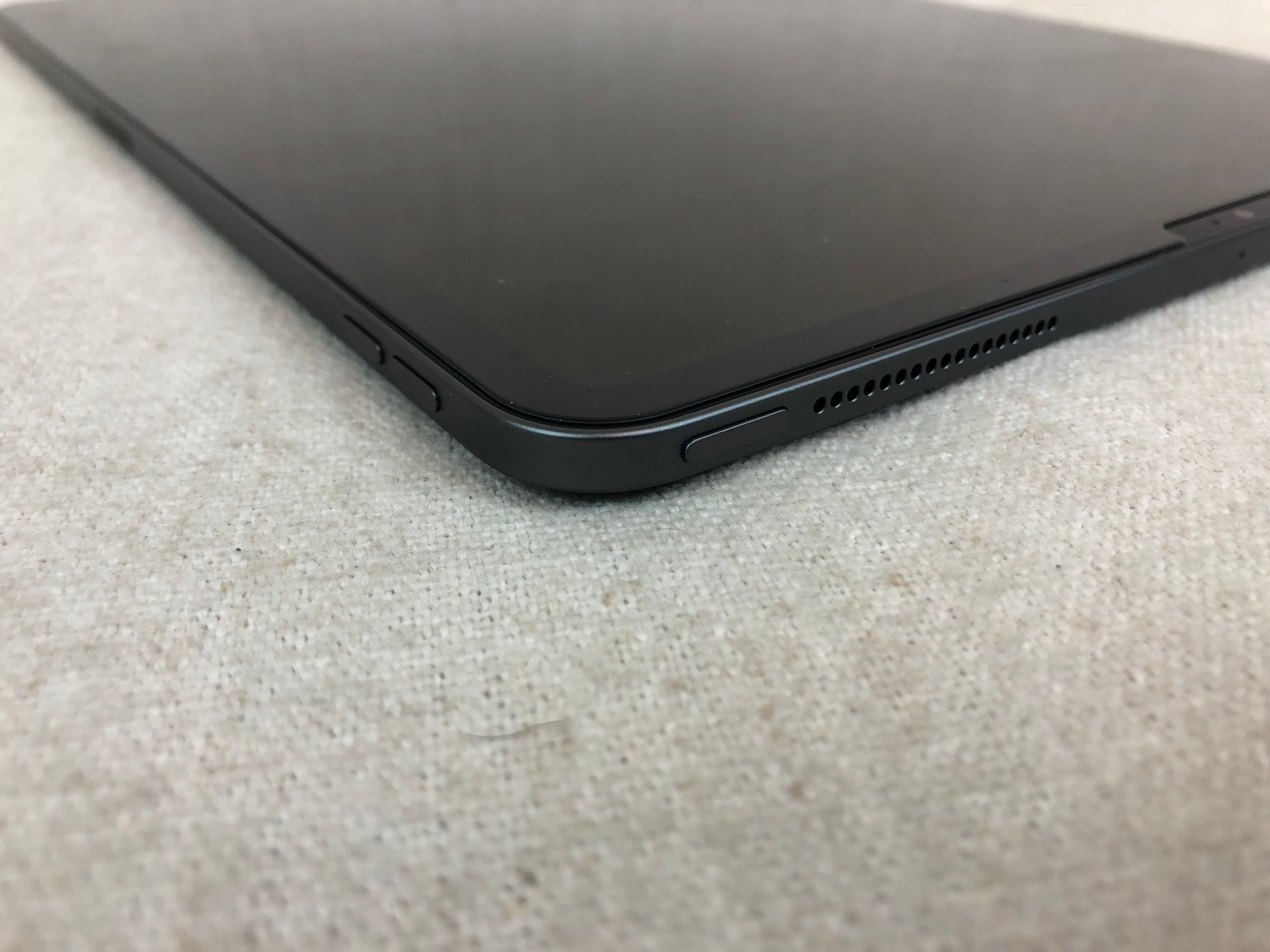 Apple iPad Pro 3rd Gen, Wi-Fi only, 12.9”, 4gb Ram, 64gb SSD - yellow screen