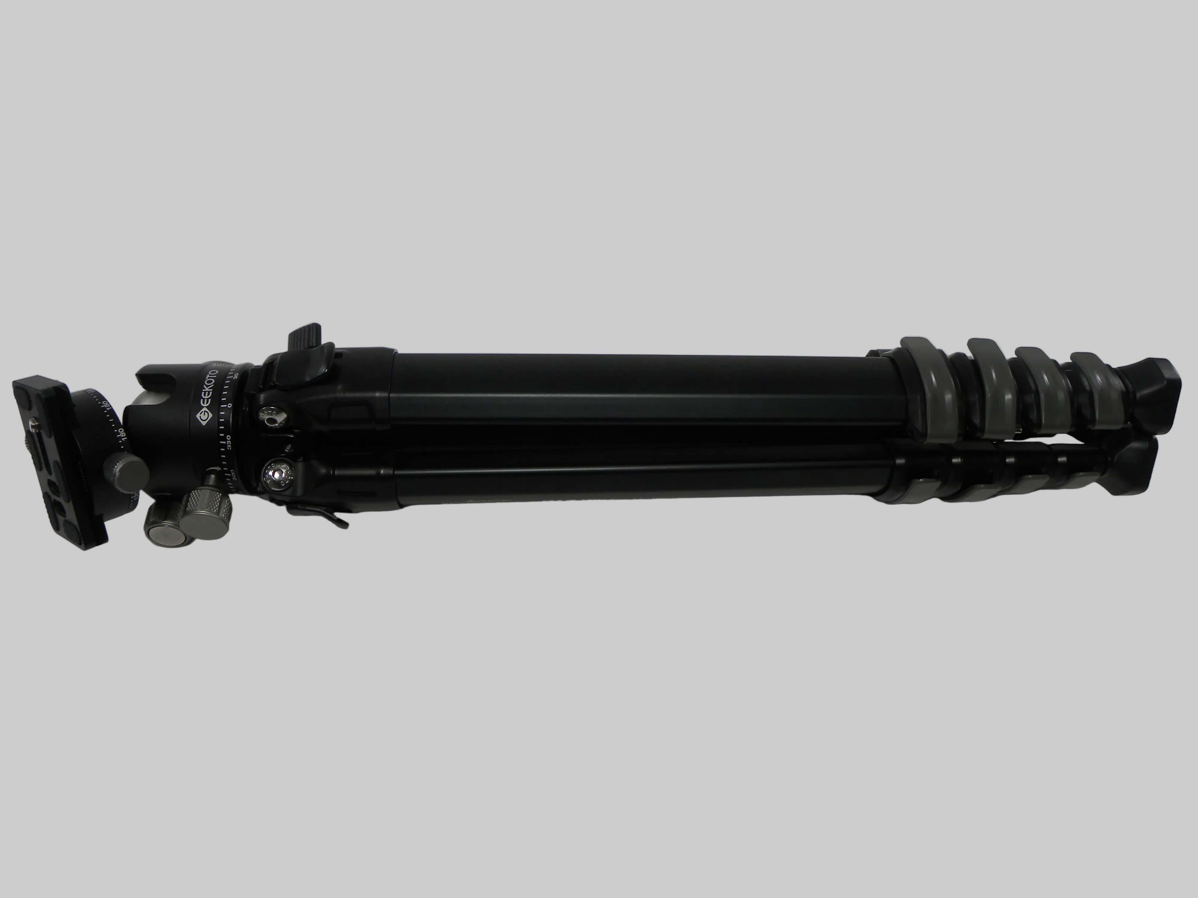 Geekoto Mecha Stand Mat Ultra Hellbat Tripod