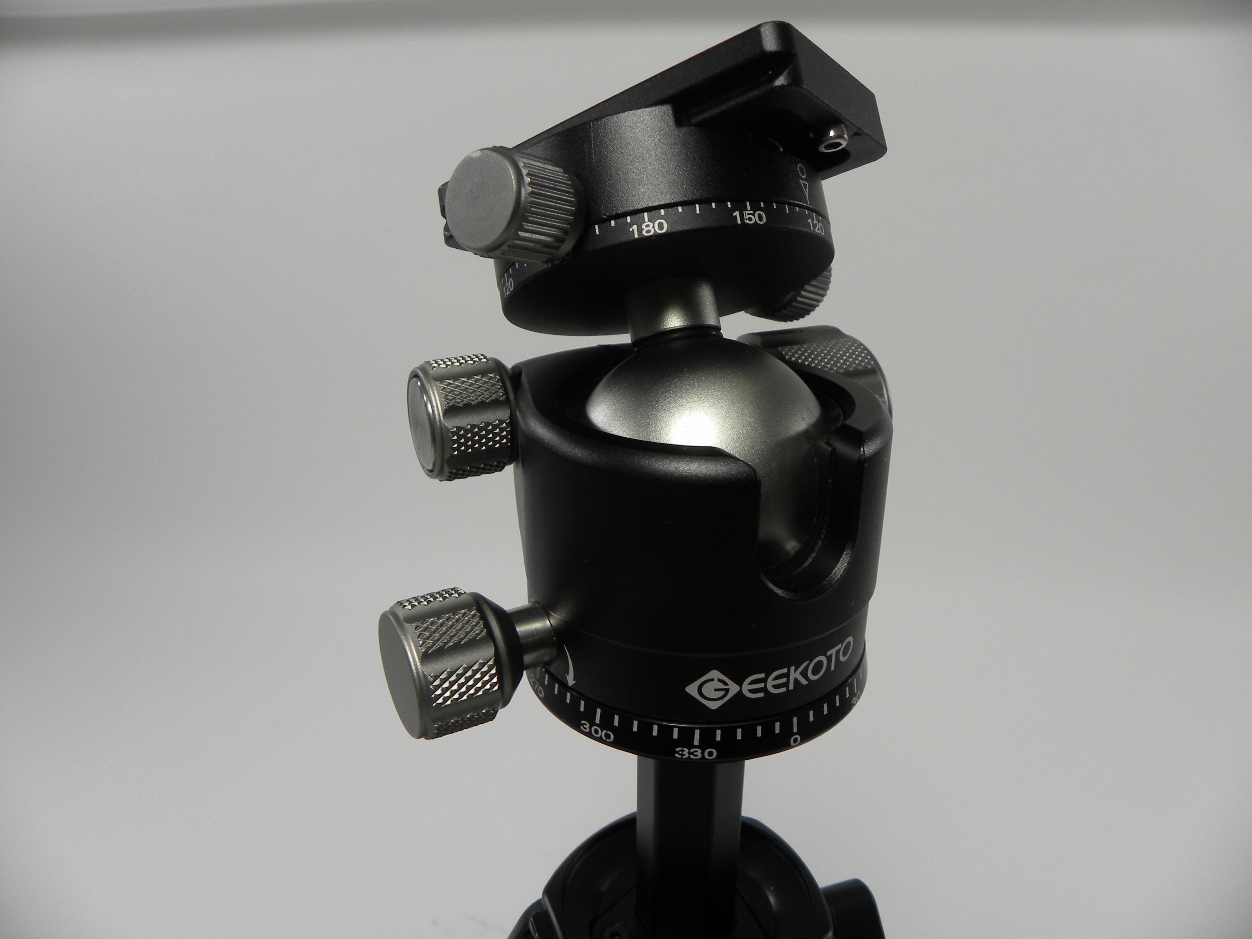 Geekoto Mecha Stand Mat Ultra Hellbat Tripod