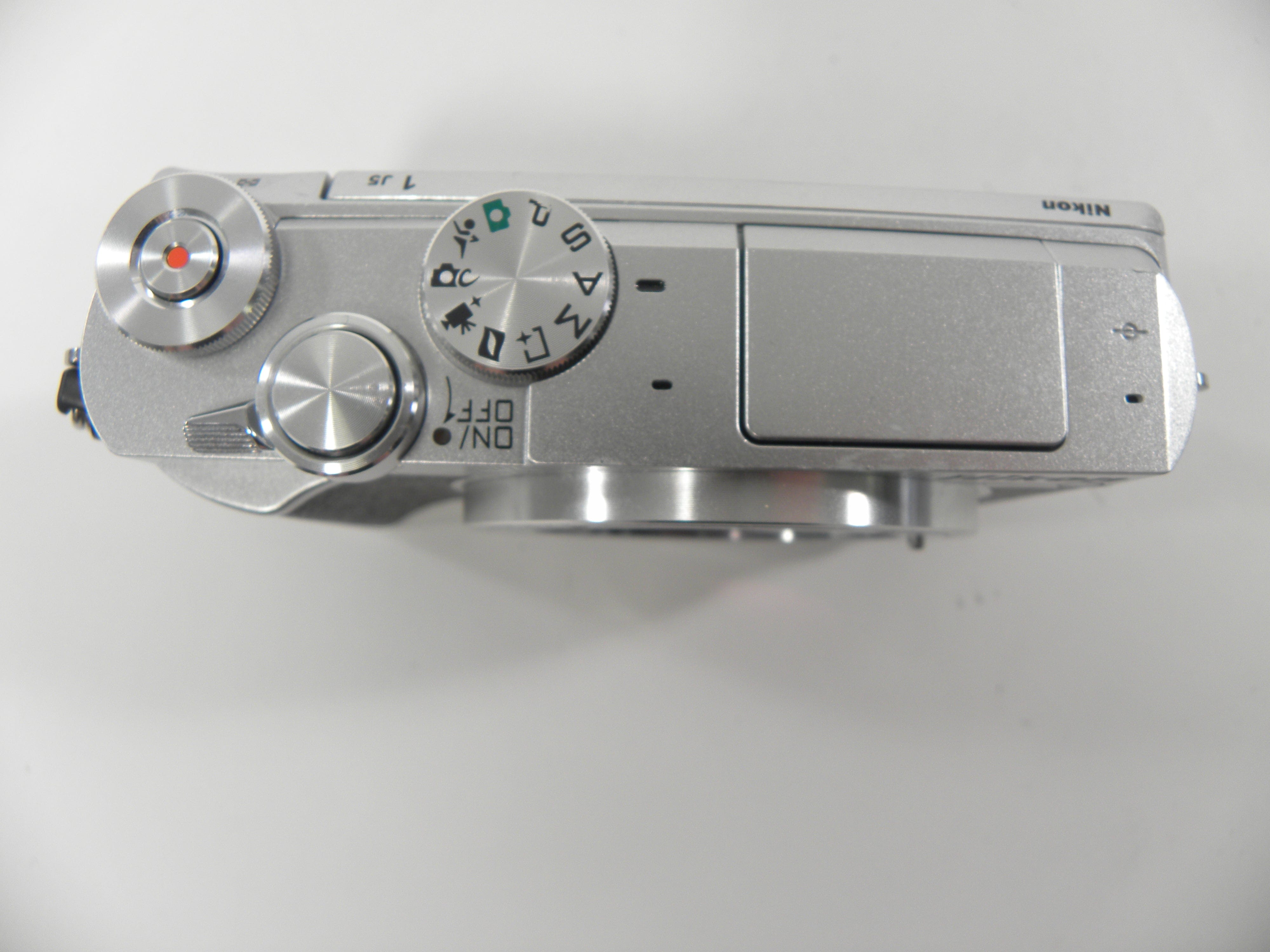 Nikon 1 J5 20.8mp Digital Mirrorless Camera body only shutter ct. 947