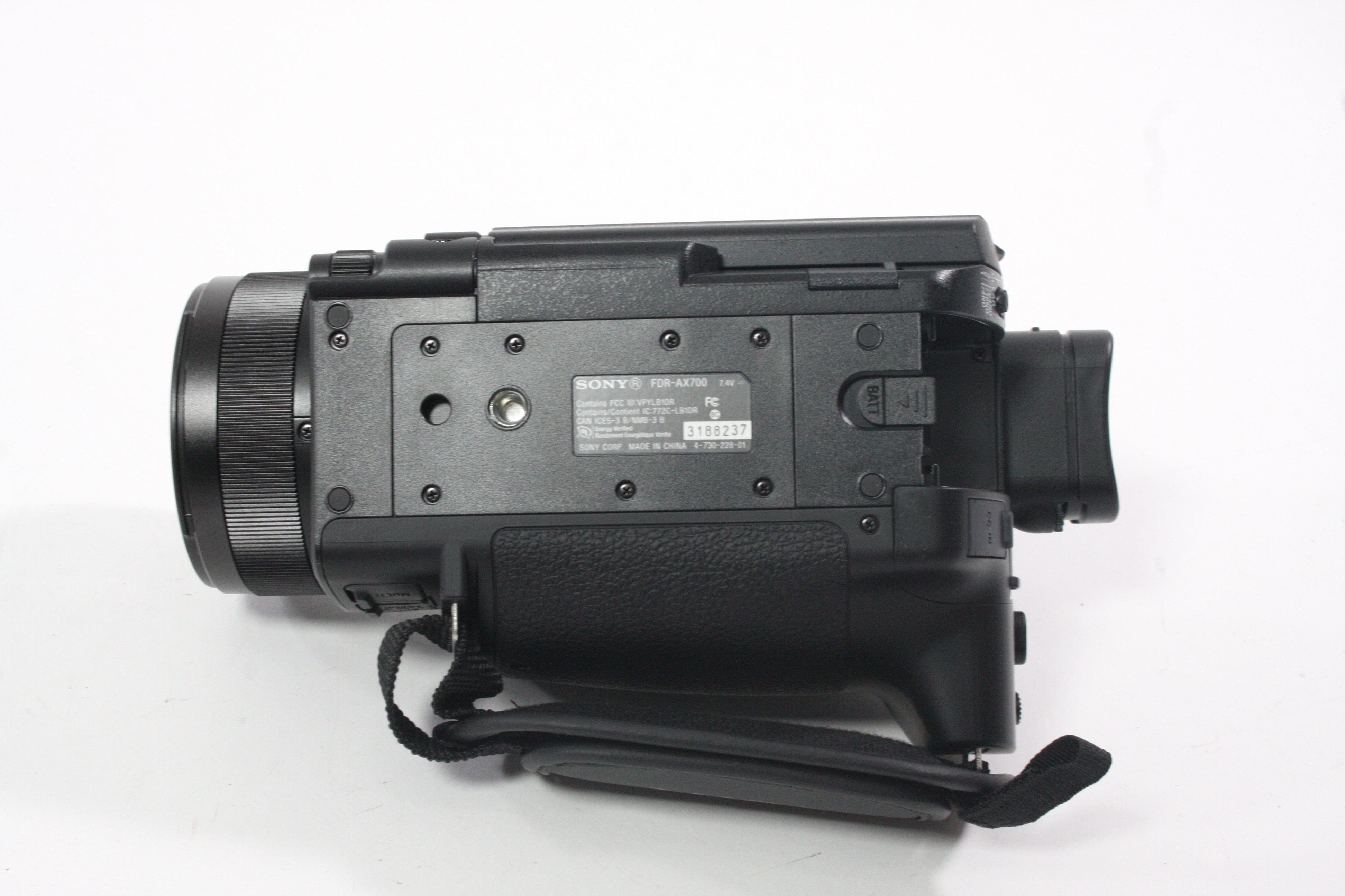 Sony FDR-AX700 Handycam IN BOX