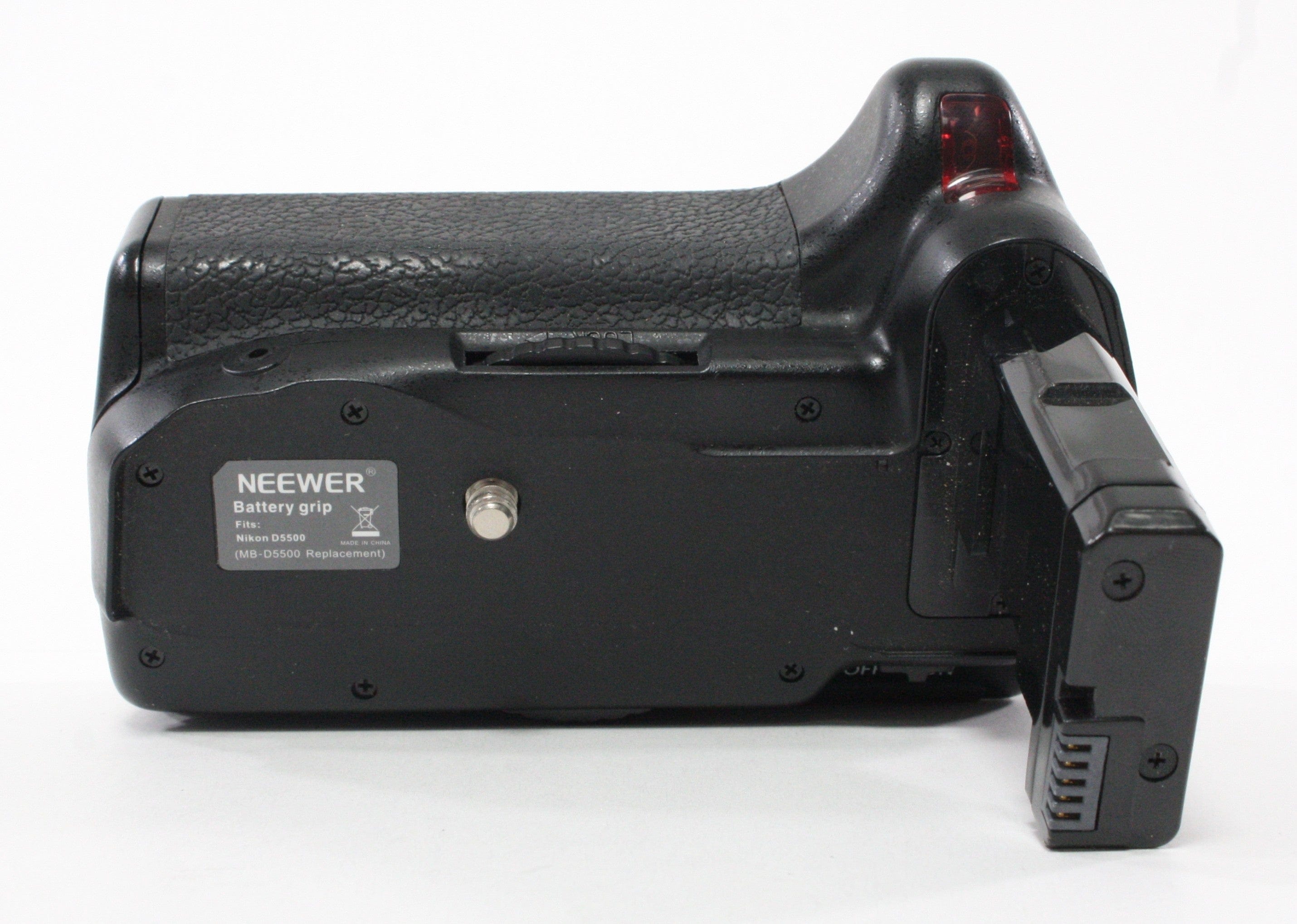 Nikon D5500 Digital Camera SC 31,447 (w/ Neewer Battery Grip)