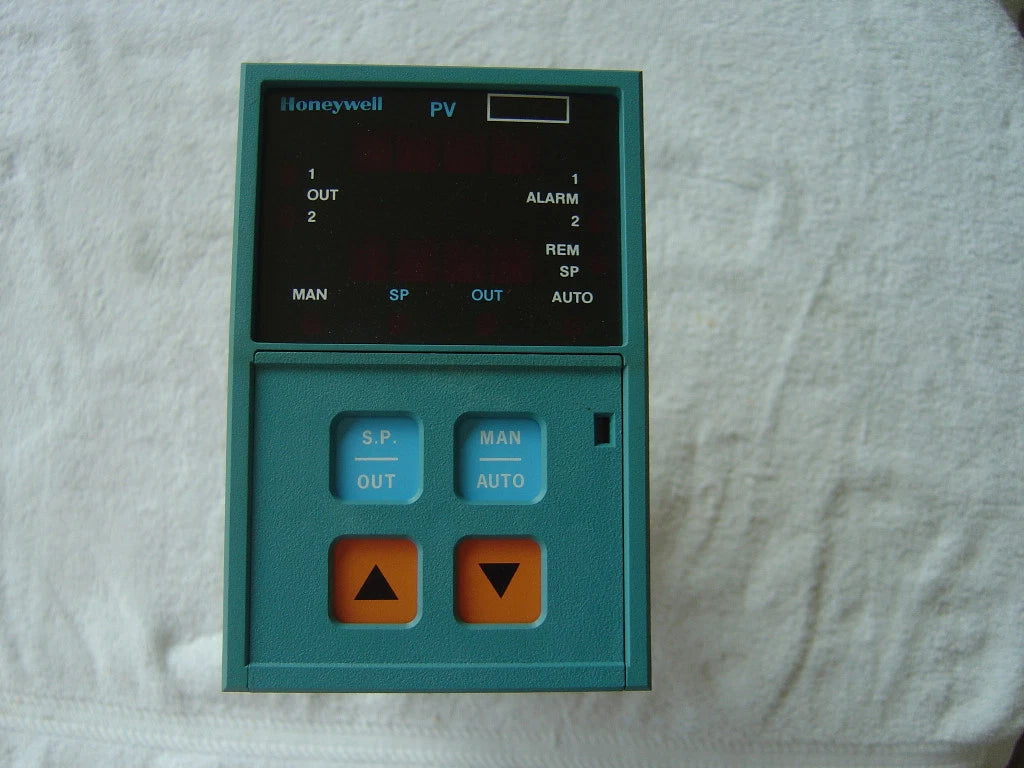 Honeywell UDC 500 Digital Controller DC521-F2-1000-CC