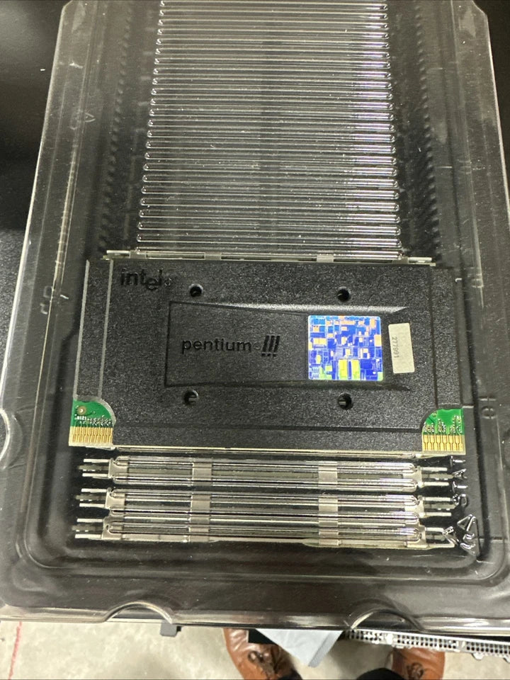 Intel Pentium III 600 MHz 100MHz - Slot 1 S.E.C.C. 2 - L2 512 KB (SL3JM / SL3JT / SL3JU / SL3JP) 80525PY600512 Desktop Processor