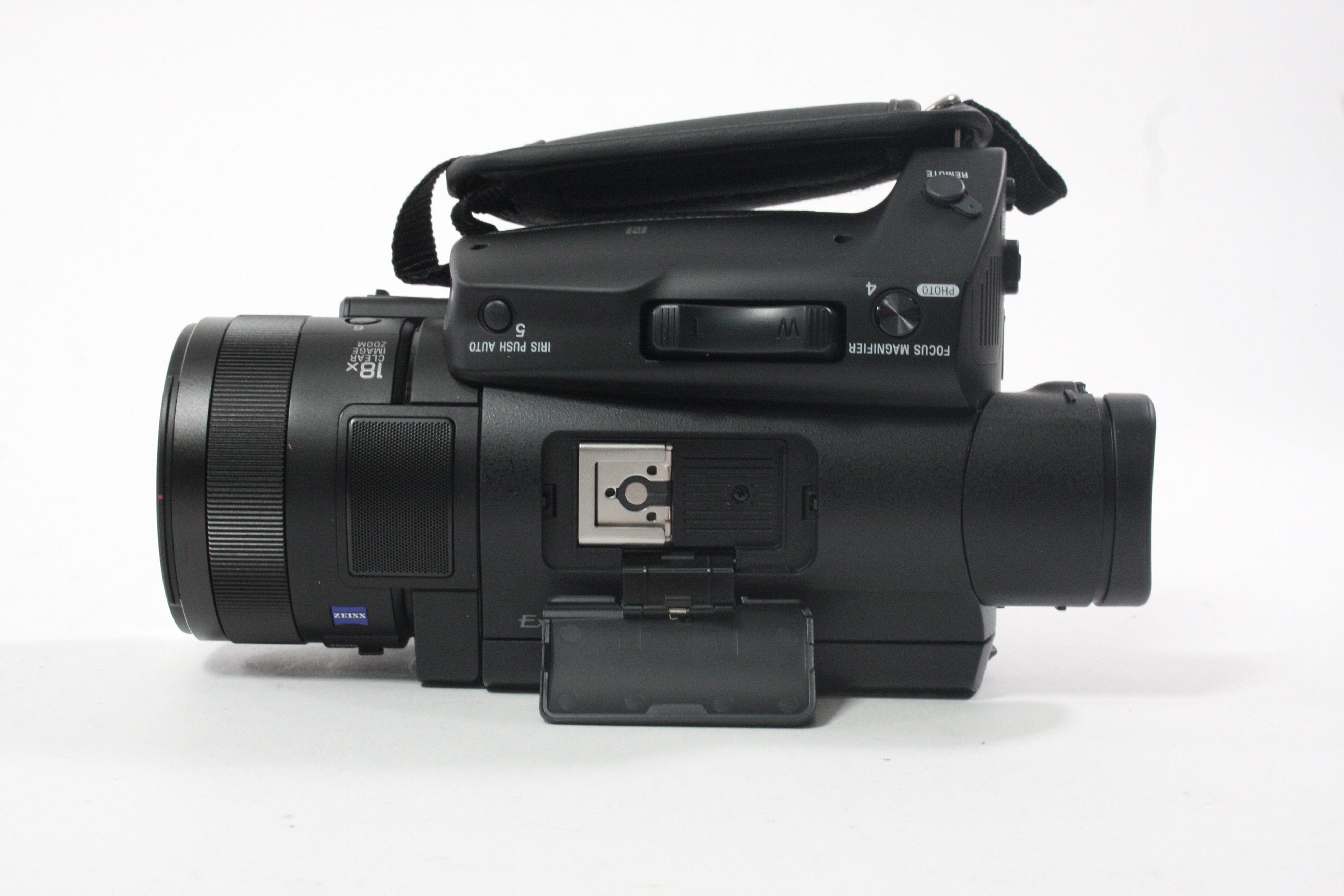 Sony FDR-AX700 Handycam IN BOX